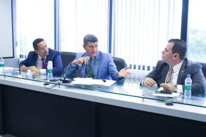 Comandante Dan recebe vigilantes com salários em atraso em reunião na Assembleia Legislativa do Amazonas
