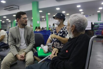 SSP-AM entrega Carteira de Identidade Nacional a idoso de 108 anos, em Manaus