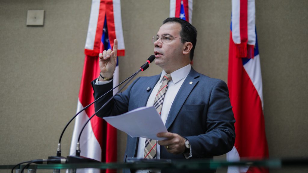 Wilker Barreto denuncia atrasos salariais de vigilantes da saúde e alerta para desorganização financeira do Governo do Estado
